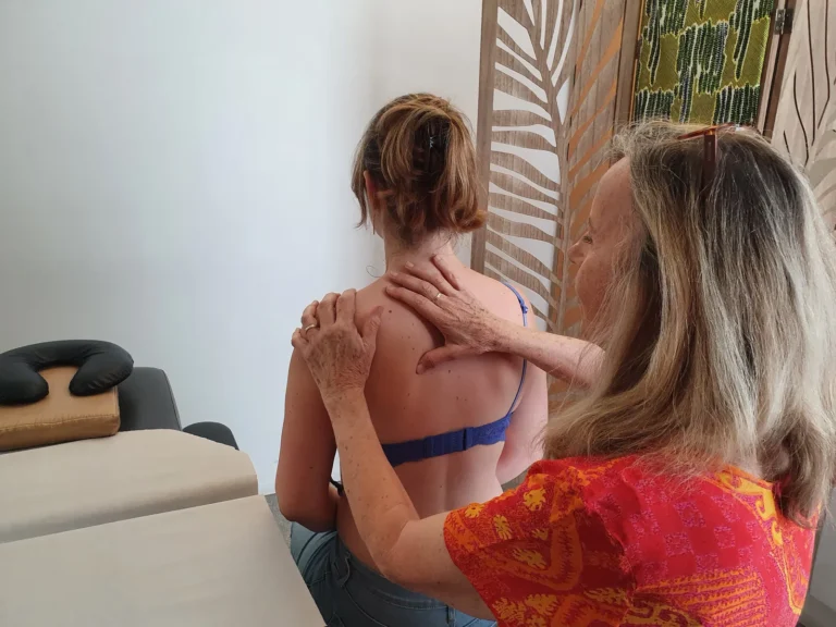 Massage des épaules par une masseur-kinésithérapeute du Centre Thérapeutique Balard, Paris 15e