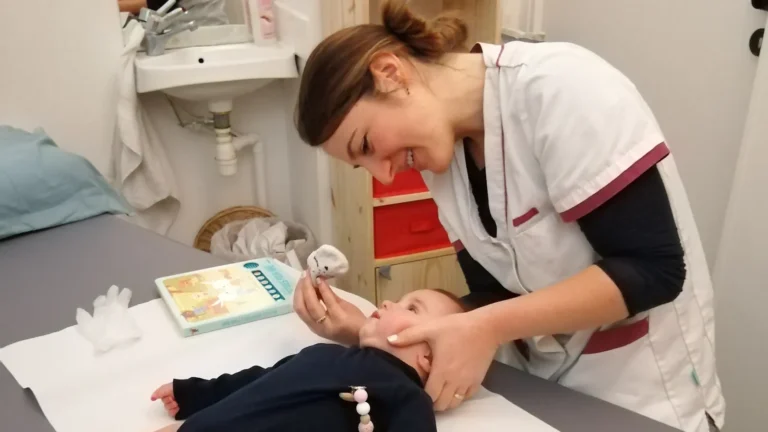Mélanie Gauthier, ostéopathe, soigne un nourrisson au Centre Thérapeutique Balard, Paris 15e